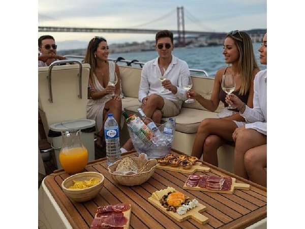 Lisbon Luxury Sunset Boat Tour with open bar and Alentejo Tasting