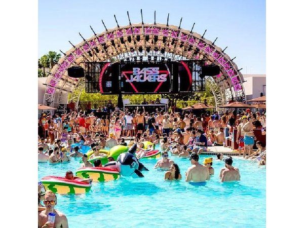 Las Vegas: VIP Pool Crawl with Party Bus, Express Entry & Drinks