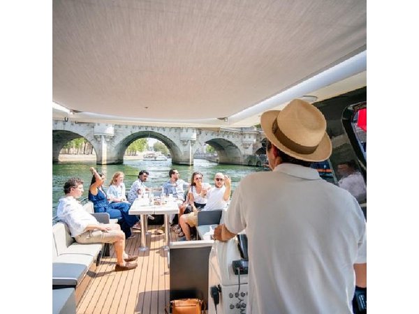 2-12 pax Private River Boat Tour in Paris with Rosé and Macarons