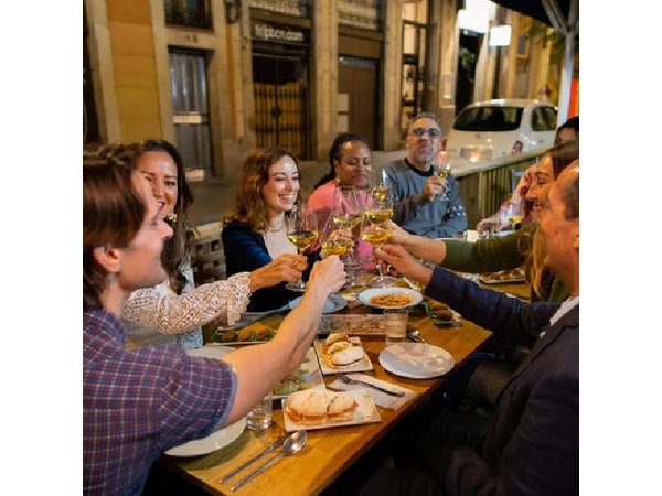 Poble Sec and Sant Antoni Tapas and Wine Tour in Barcelona