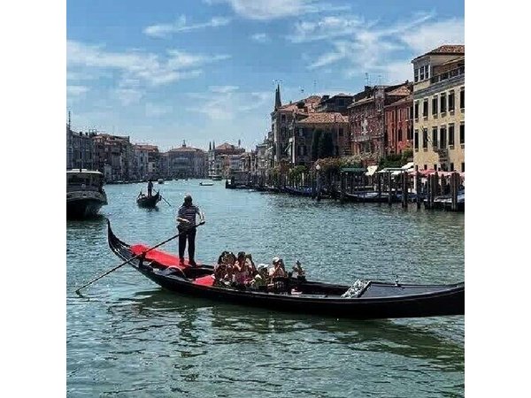 Private Gondola with Private Walking Tour In Heart of Venice