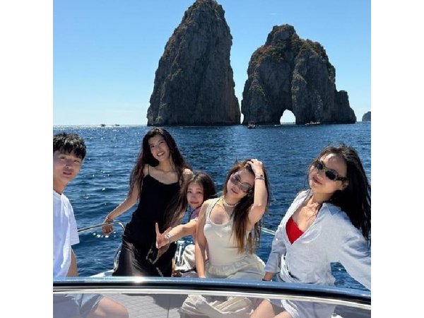 Capri Private Full-Day Boat Tour from Sorrento- Premium 28ft Boat
