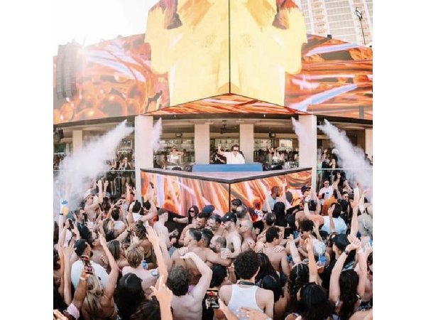 Las Vegas VIP Pool Crawl with Party Bus and Open Bar