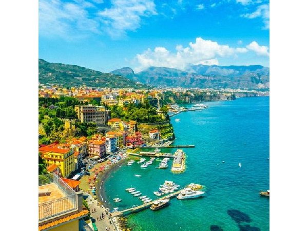 Premium Minivan Trip from Rome: Pompeii Tour & Lunch in Sorrento