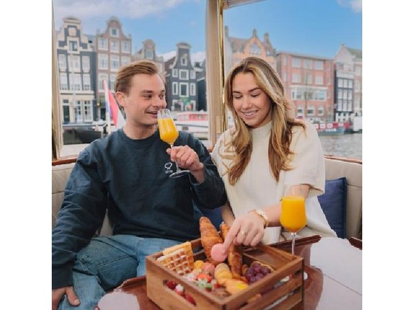 Amsterdam: 1.5-Hour Cozy Morning Breakfast Canal Cruise