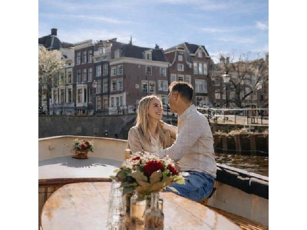 Private Romantic Canal Cruise Amsterdam with Bubbly and Snacks