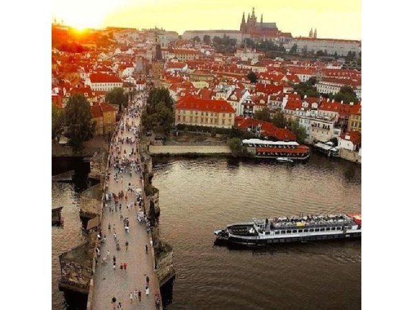 Prague: Sightseeing Boat Cruise with Buffet Dinner