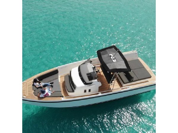 Feel the Ibiza boat experience with this amazing boat!