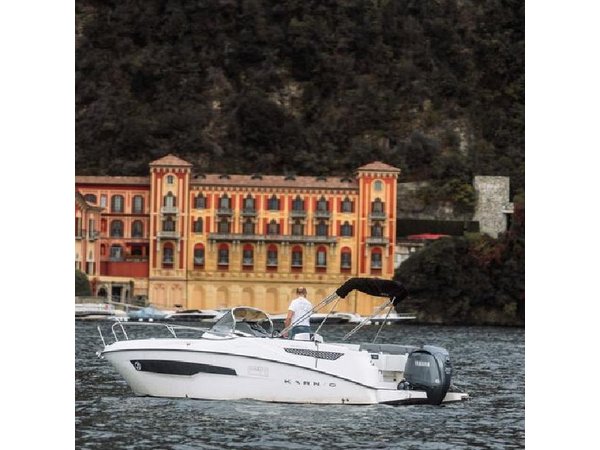 Lake Como : Exclusive Private Boat Tour with Prosecco