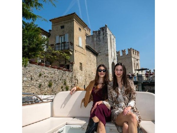 Guided tour in Sirmione with motorboat tour