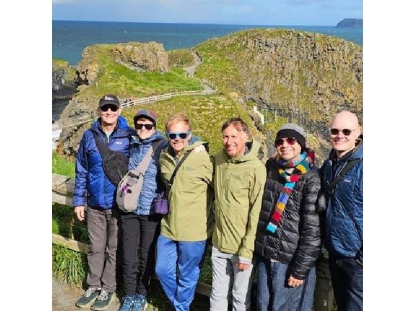 Luxury Giants Causeway Tour in Mercedes + FREE Belfast Mural Tour