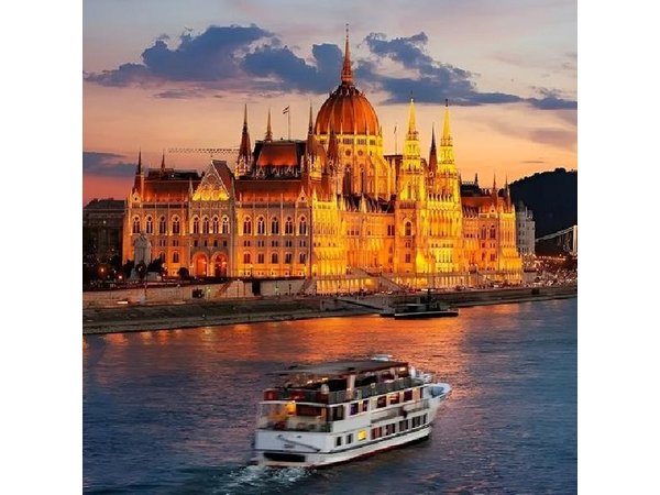 From Vienna: Budapest and Bratislava guided day trip with cruise
