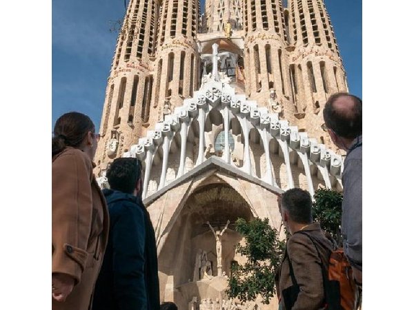 Barcelona in 1 Day: Sagrada Familia,Park Guell, La Pedrera, Tapas