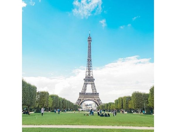 Paris Day Trip with private driver from Le Havre | Guide Optional