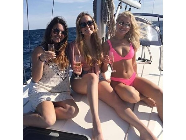 Sailing Boat Trip in Barcelona with Snacks and Drinks