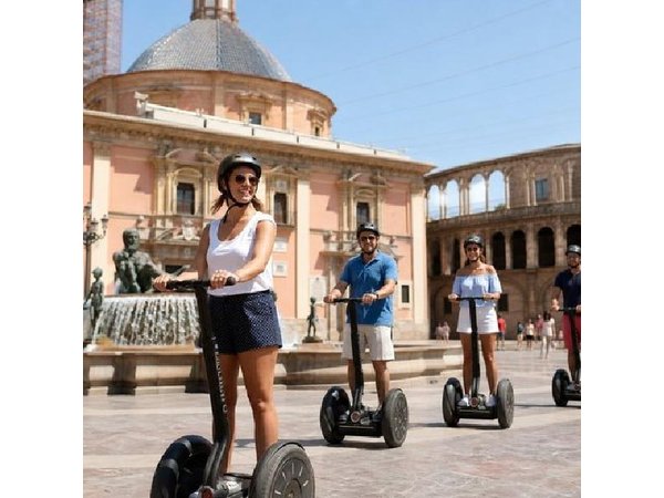 Valencia: 2h Monumental Segway Tour