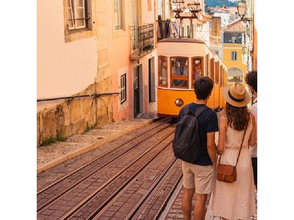 Lisbon Highlights and Secrets Private Walking Tour with Tastings