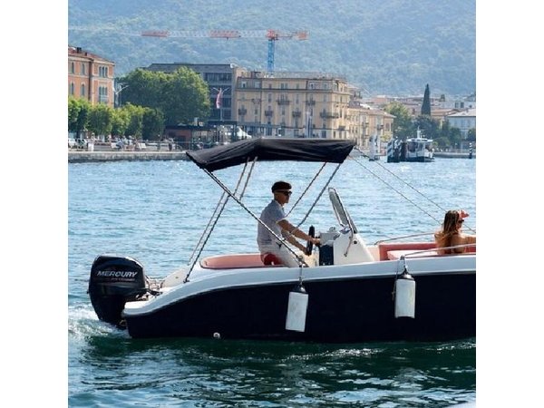 Self Drive Boat Rental on Lake Como No License Needed