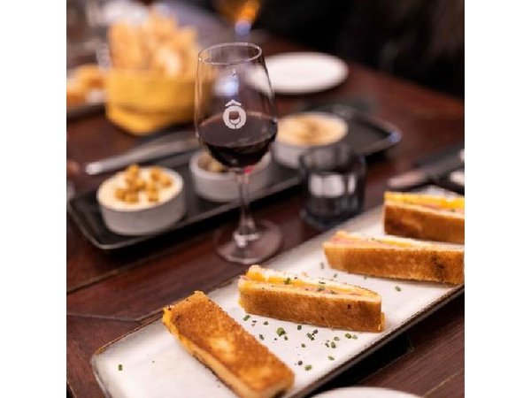 2 Hour Express Paris Centre Food Tour with 4 Tastings & Fine Wine