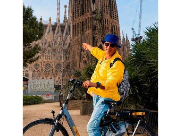 Barcelona: Top Highlights Bike Tour with Sagrada Familia