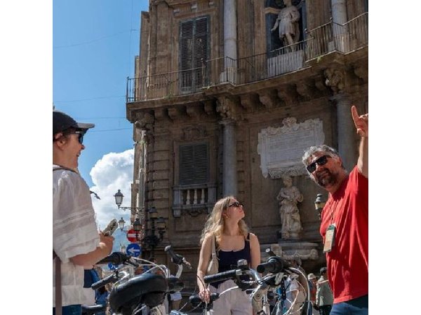 Bike tour of the historic center of Palermo with tasting