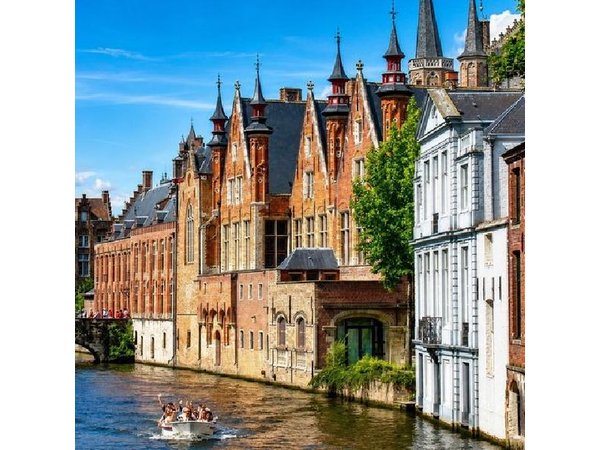 Bruges Day Trip from Paris by Minivan with Canal Cruise Included