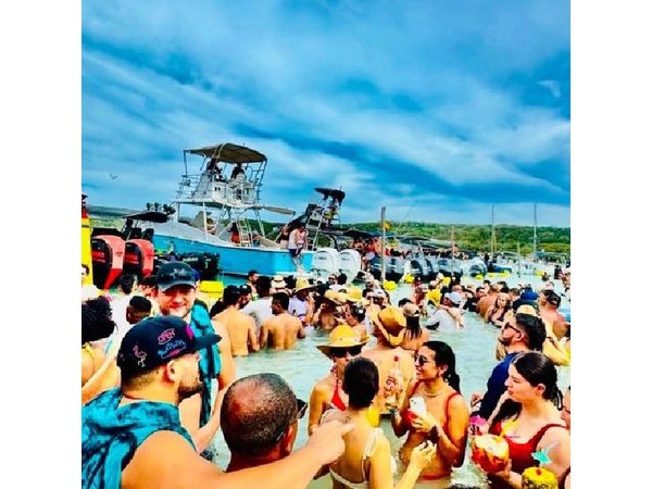 Cartagena 5-Stop Island Hop Boat Party with Lunch, Cholon & Baru