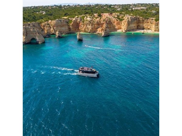 Albufeira: Brunch and Benagil Caves with Open bar