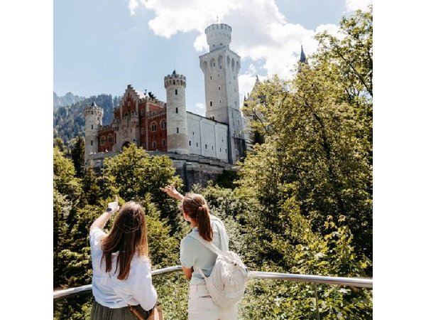 Premium Neuschwanstein Castle and Linderhof VIP Tour from Munich