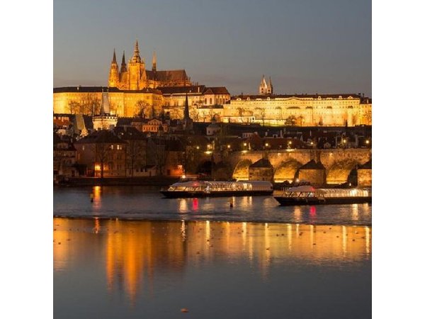 Prague Crystal Dinner: 3-Hour Panoramic Glass Boat Cruise