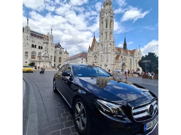 Budapest Private City Tour by car in 2 hours