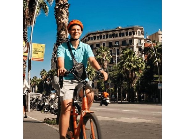 Barcelona Premium E-Bike Tour: Small Group City Experience