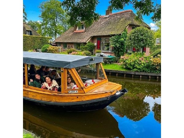 From Amsterdam to Giethoorn Day Trip & Guided Canal Cruise