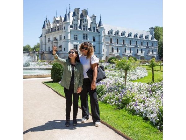 Guided Loire Valley Day Trip with Chambord, Chenonceau & Cheverny