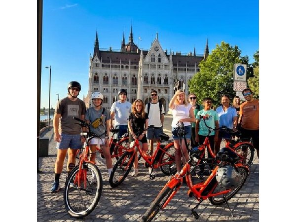 Budapest Historical Bike Tour in 90 Minutes
