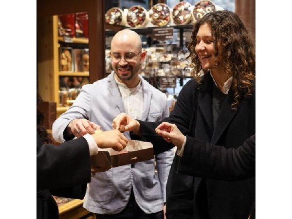 Paris French Sweets Tasting Tour with Pastries and Chocolates