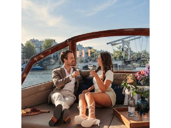 Amsterdam: 2-Hour Canal Cruise incl. Drinks & Dutch Snacks