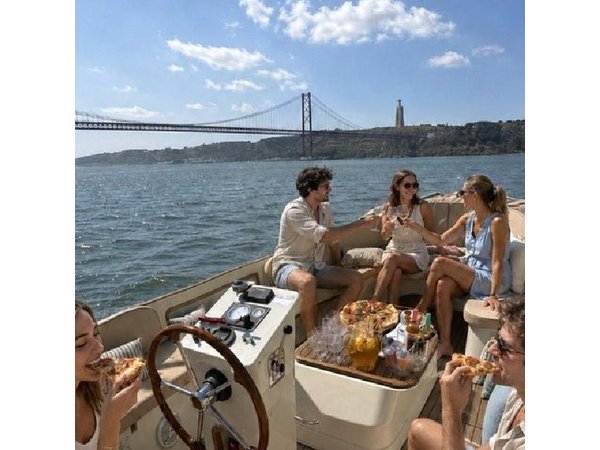 Lisbon Premium Cozy Boat with Pizza & Open Bar