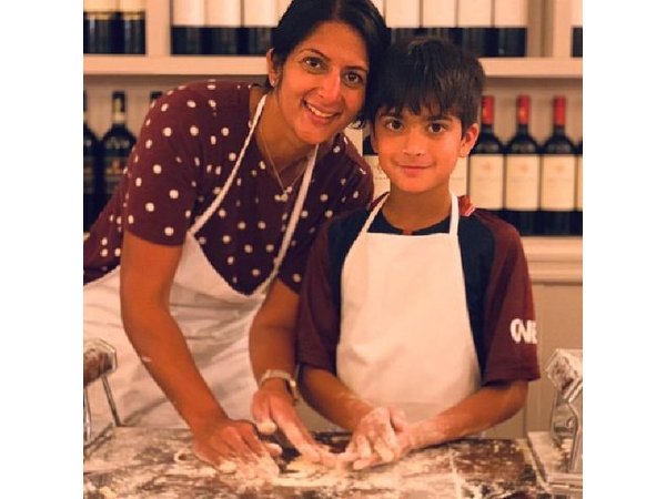 Bari: Pasta and Tiramisu Cooking Class with Wine