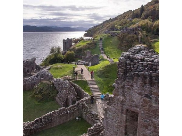Edinburgh: Eilean Donan, Loch Ness & Glenfinnan - 2 Day Tour