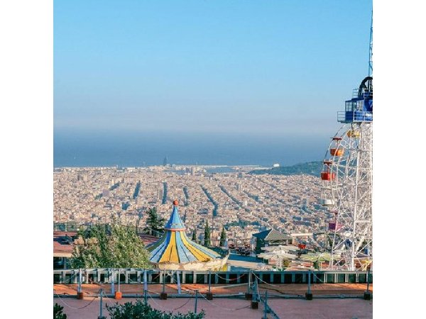 Hiking through Tibidabo with a visit to the temple