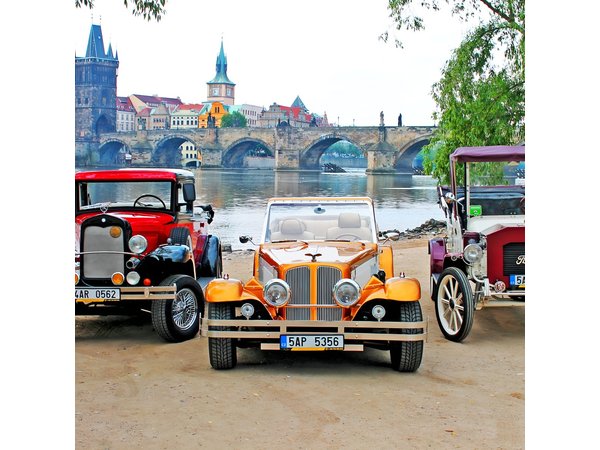 1,5 hour oldtimer convertible Prague sightseeing tour