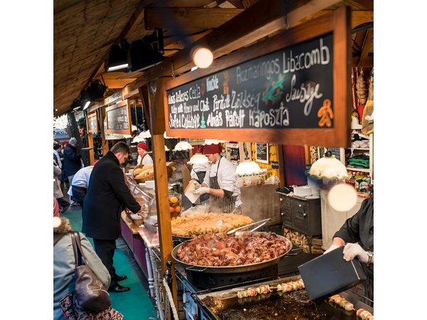 Budapest Wonderland - A Christmas Market Tour with Chimney Cake & Mulled Wine
