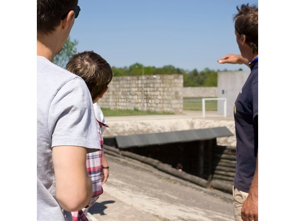 Warnemuende Shore Excursion: Private Sachsenhausen Memorial and Berlin Tour