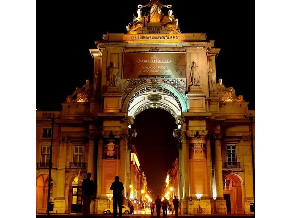 Private tour: Lisbon Fado Dinner Show and Panoramic Night Tour