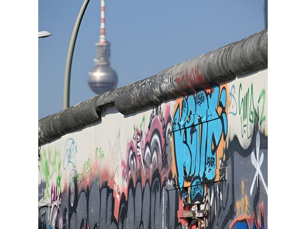 Small-Group Berlin Sightseeing and Food Tour of Prenzlauer Berg and Mitte