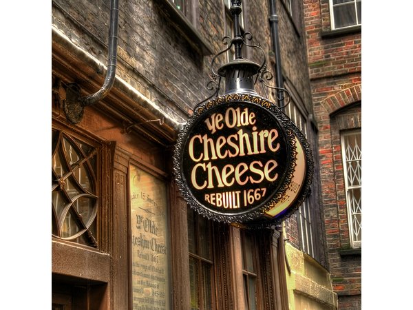 London Historic Pubs Private Tour With Free Drinks!