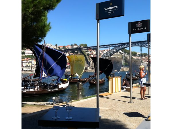 Private off the beaten Walking Tour Porto with a local expert