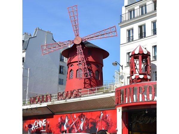 Paris Montmartre: 2 hour group city tour in German or English