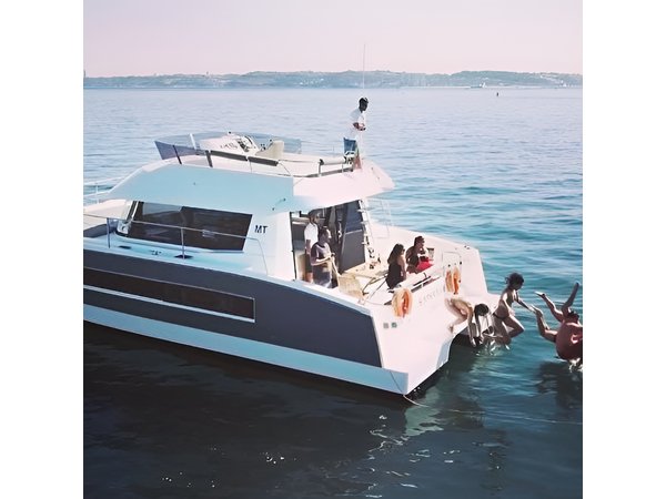 1H power catamaran up to 18 people in Lisbon